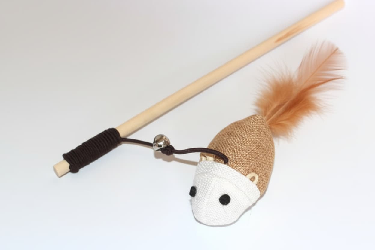 Undiță interactivă pisici – detaliu șoricel decorativ cu pene, stimulare instincte naturale
