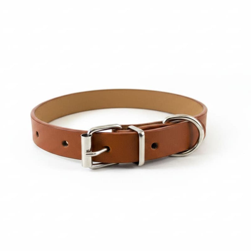 Zgardă reglabilă pentru câini culoare Maro, lățime 1.5 cm, cataramă metalică și inel pentru lesă
