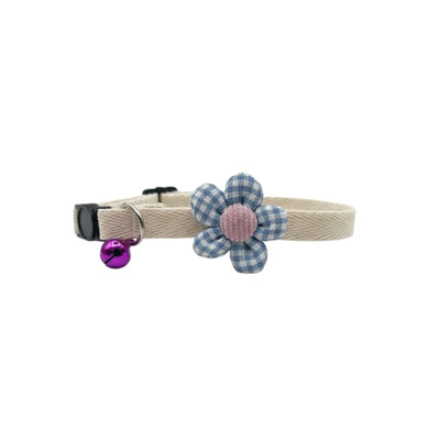 Zgarda caini pisici alba floare 3D clopotel reglabila – PETIVO
